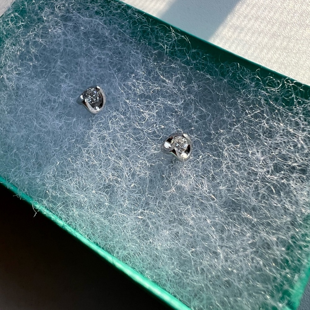 18K WHITE GOLD DIAMOND EARRINGS